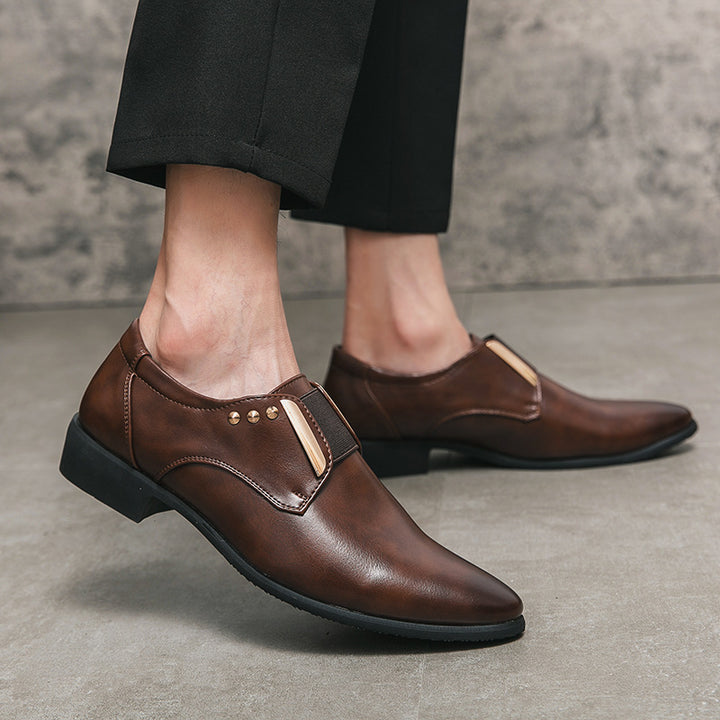 Herren elegante spitze Slip-On Business-Halbschuhe mit elastischer Gummilasche und dekorativen Metallapplikationen Echo Archiv