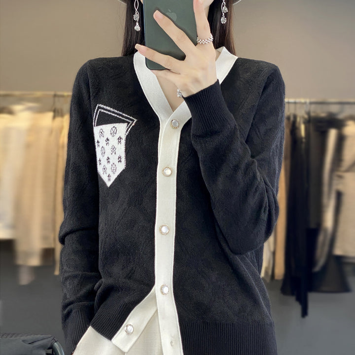 Damen Kurzgeschnittener V‑Neck-Cardigan mit Perlmuttknöpfen und kontrastierter Brusttasche Echoarchiv