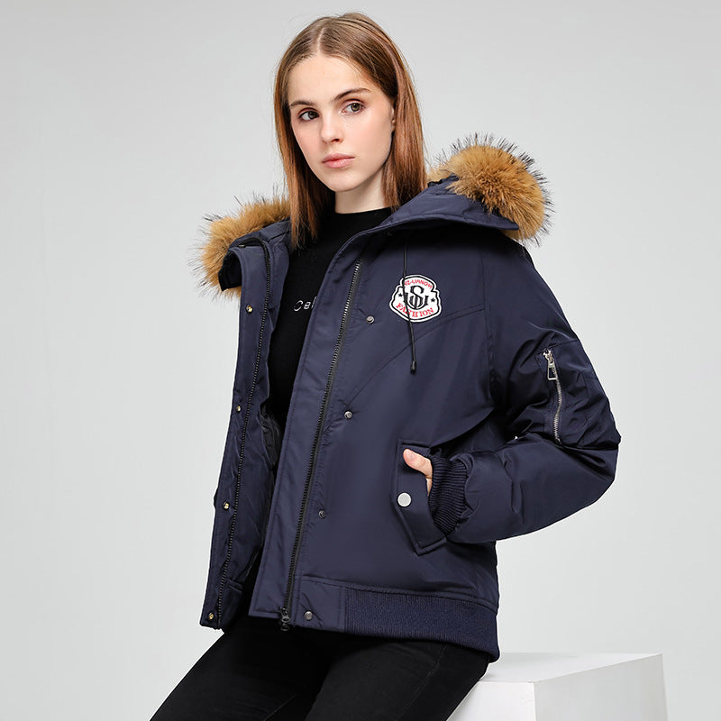 Damen Kurzparkajacke im Bomberstil mit abnehmbarer Fellkapuze und Logo‑Patch Echo Archiv