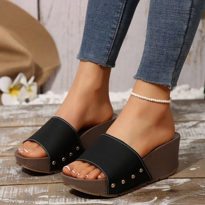Damen Keil-Pantoletten mit breitem Riemen, Nietenakzent und ergonomischer Keilsohle – Sorelia