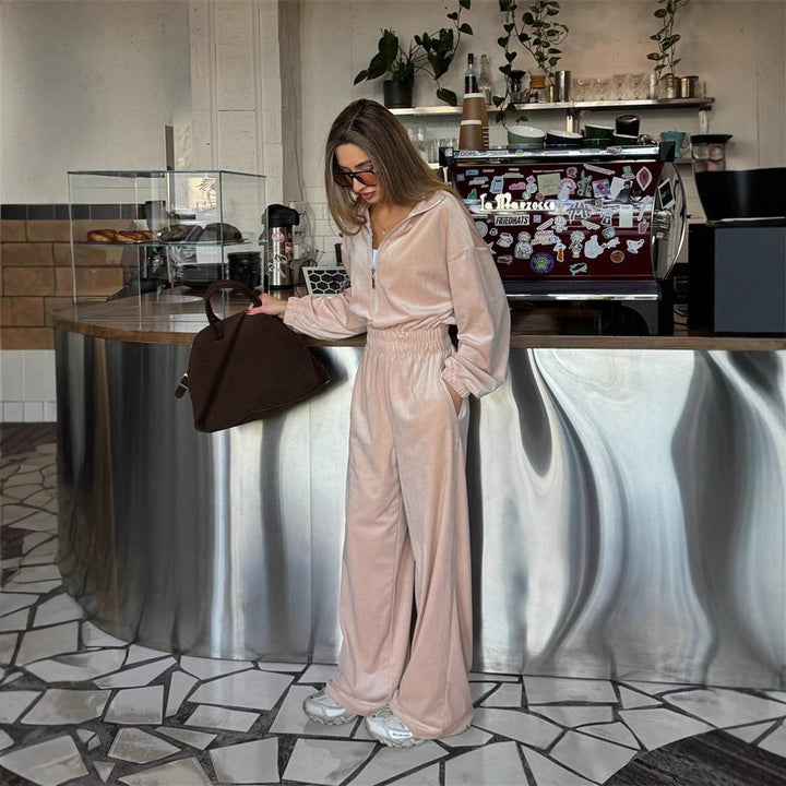 Damen Samt-Jumpsuit mit weitem Bein, elastischer Taillenpartie und Stehkragen – Solévia