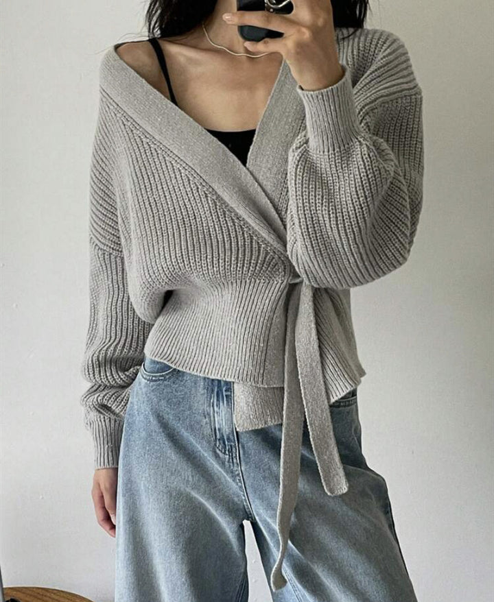Damen Wickel-Strickjacke mit V-Ausschnitt, Taillenschleife und Ballonärmeln – Célinea