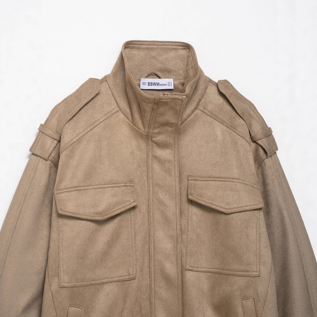Damen Field‑Bomberjacke in Veloursleder‑Optik mit hoher Kragenpartie, Pattentaschen und Epauletten Echoarchiv