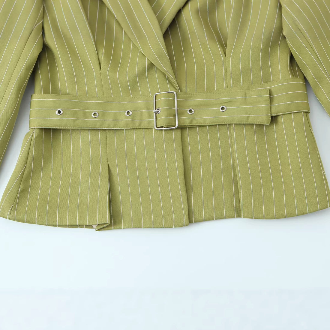 Damen Taillierter Cropped-Blazer mit Taillengürtel und Nadelstreifen Echo Archiv
