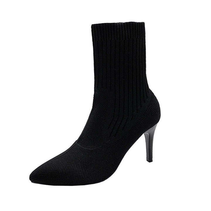 Damen nan Strick-Stiefelette mit konturierter Sockenkonstruktion, schlankem Pfennigabsatz und pointierter Vorderkappe Echo Archiv