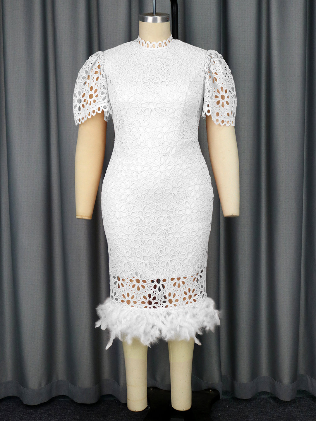 Damen Hochwertiges Spitzenkleid mit voluminösen Puffärmeln und fransigem Saum Echo Archiv