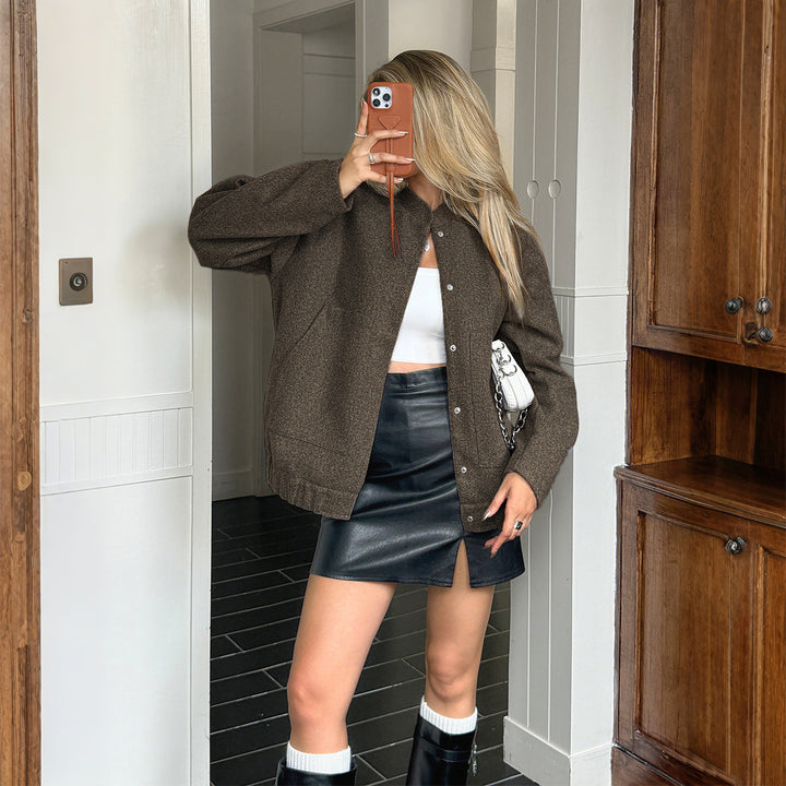 Damen oversized Wolljacke mit Druckknopfleiste, kastiger Silhouette und aufgesetzten Taschen – Célinea