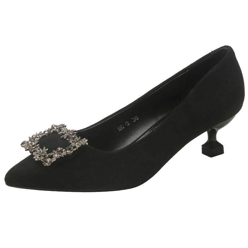 Damen Spitz zulaufende Satin-Pumps mit quadratischem Strassornament und skulpturellem Kittenabsatz – Lioré
