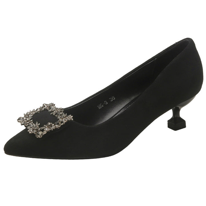 Damen Spitz zulaufende Satin-Pumps mit quadratischem Strassornament und skulpturellem Kittenabsatz – Lioré