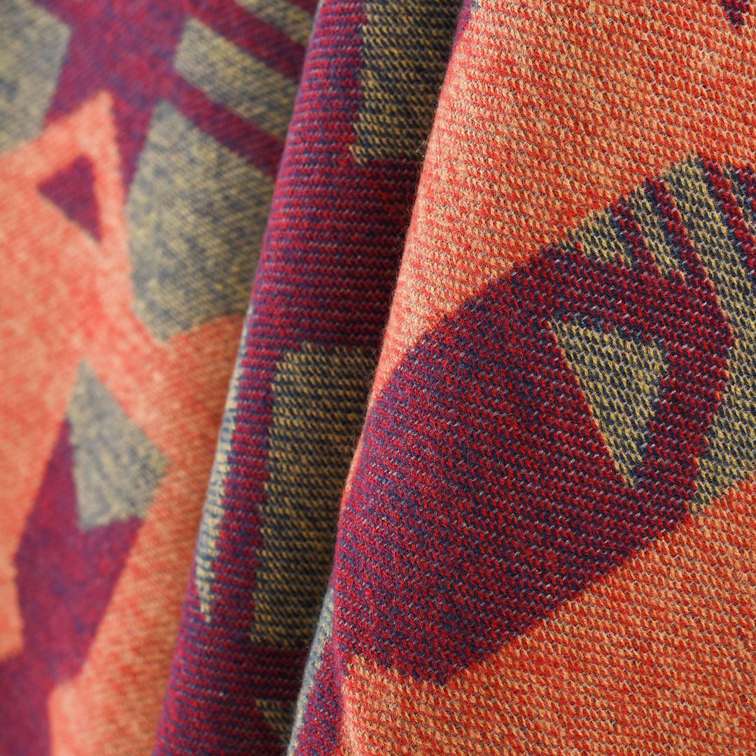 Damen Strick-Überwurfcape im Ruana-Stil mit grafischem Jacquard und Fransensaum Echo Archiv