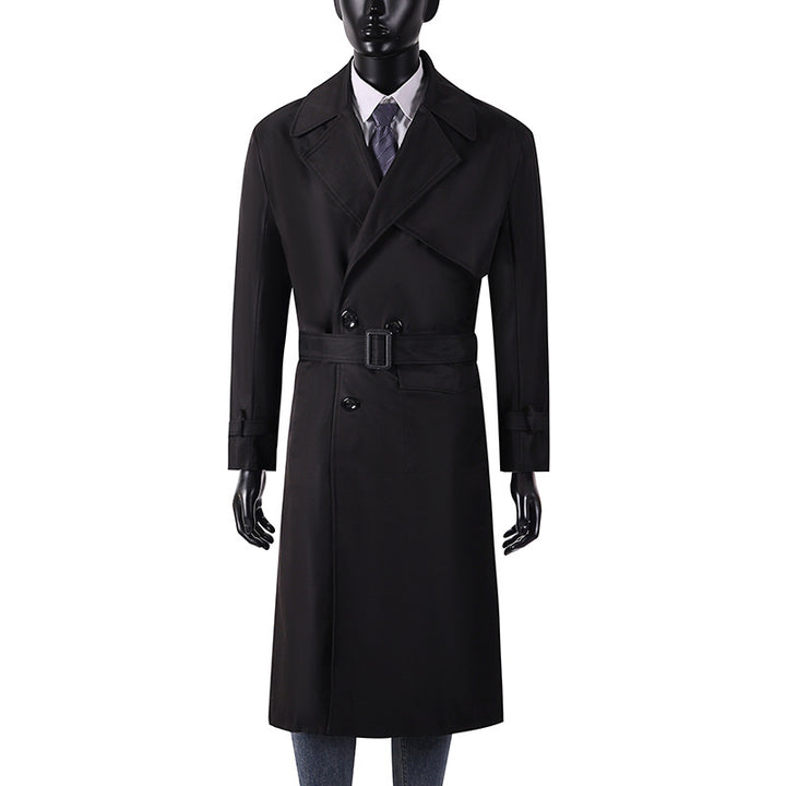 Herren Langmantel im Trenchcoat-Stil mit Sturmklappe, asymmetrischen Taschen und klassischem Revers Echoarchiv