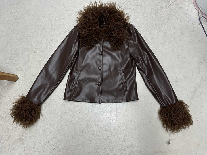 Damen nan kurze Kunstlederjacke mit voluminösem Fellkragen und Fellmanschetten Echo Archiv
