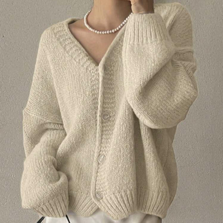 Damen Oversize-Strickjacke mit tiefem V-Ausschnitt, Ballonärmeln und Zierknopfleiste – Célinea