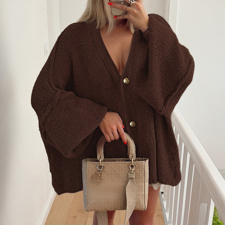 Damen nan Bouclé-Oversize-Cardigan mit tiefem V-Ausschnitt, Kimonoärmeln und goldenen Zierknöpfen Echo Archiv