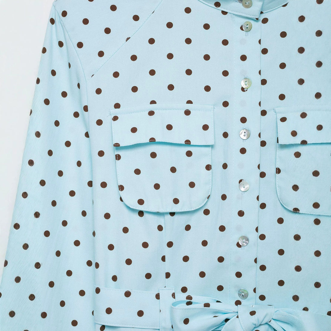 Damen Bluse mit Stehkragen, Bindegürtel und aufgesetzten Brusttaschen Echoarchiv