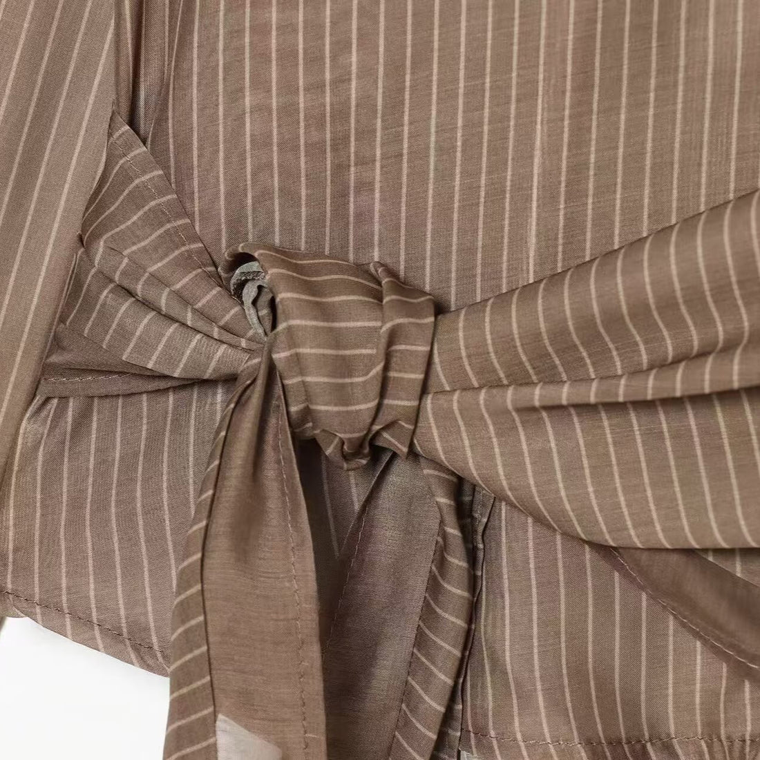 Damen Nadelstreifen-Seidenoptik-Bluse mit seitlicher Knotendetail Echoarchiv