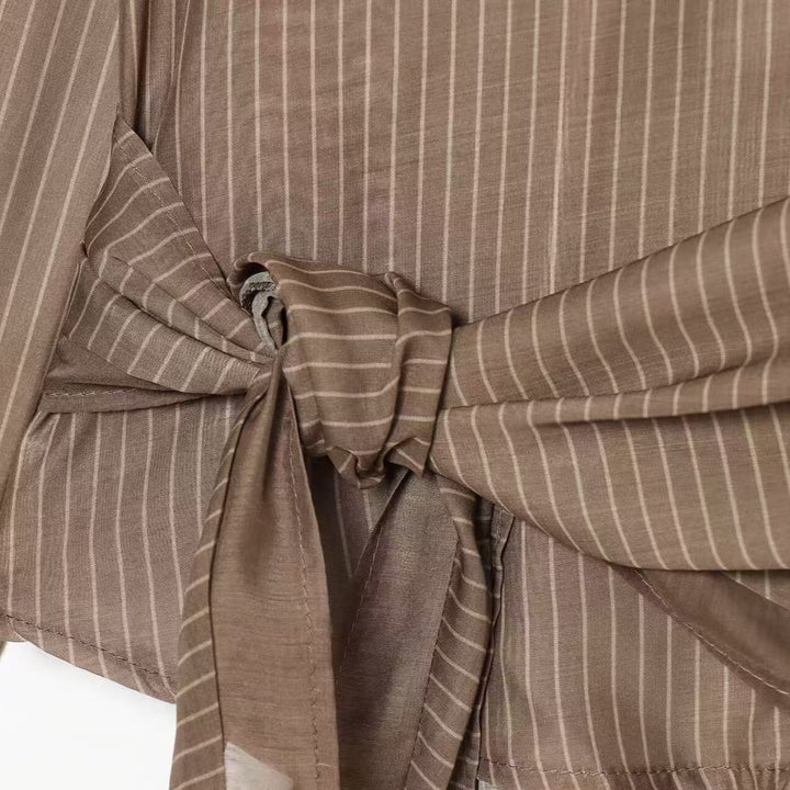 Damen Nadelstreifen-Seidenoptik-Bluse mit seitlicher Knotendetail Echoarchiv