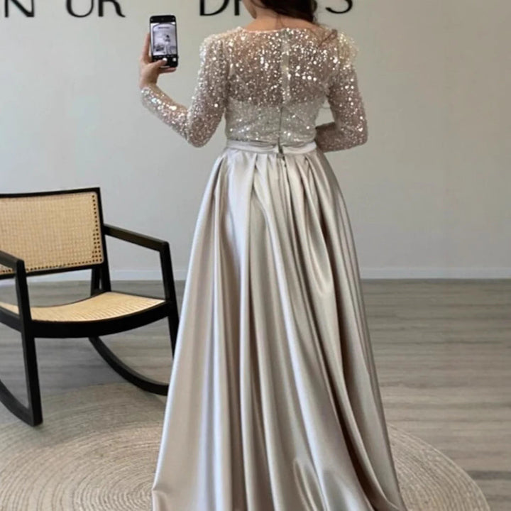 Damen Elegantes Abendkleid mit Glitzerdetails und fließendem Stoff Echoarchiv