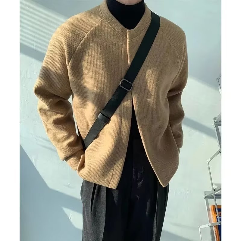 Herren Kragenloser Boxy-Rippenstrick-Cardigan mit verdeckter Druckknopfleiste Echoarchiv