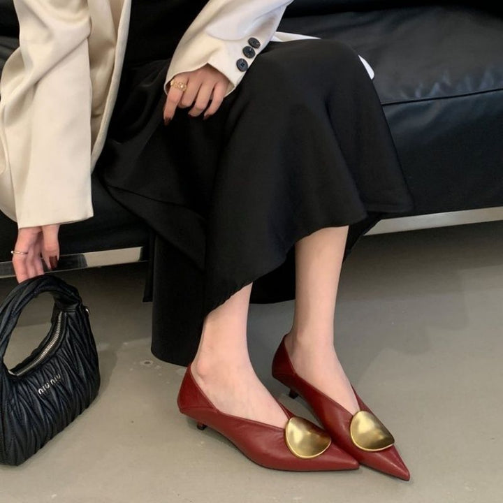 Damen Spitz zulaufende Metallic-Slipper mit dezentem Keilabsatz und appliziertem Deko‑Vamp – Lioré
