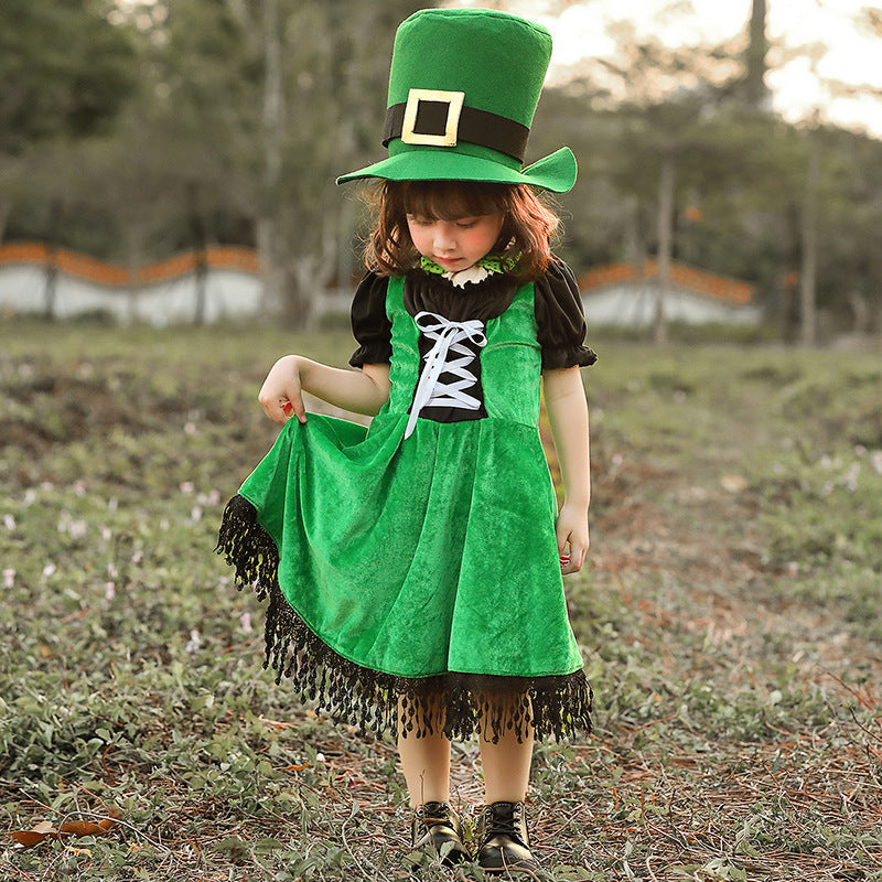 Mädchen Kostüm als irische Leprechaun mit voluminösem Rock und hohem Hut Echo Archiv