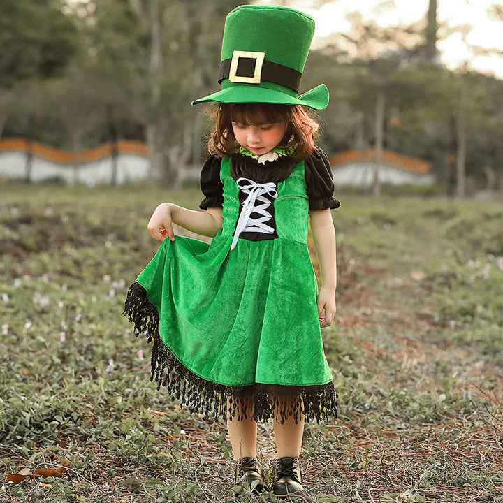 Mädchen Kostüm als irische Leprechaun mit voluminösem Rock und hohem Hut Echo Archiv