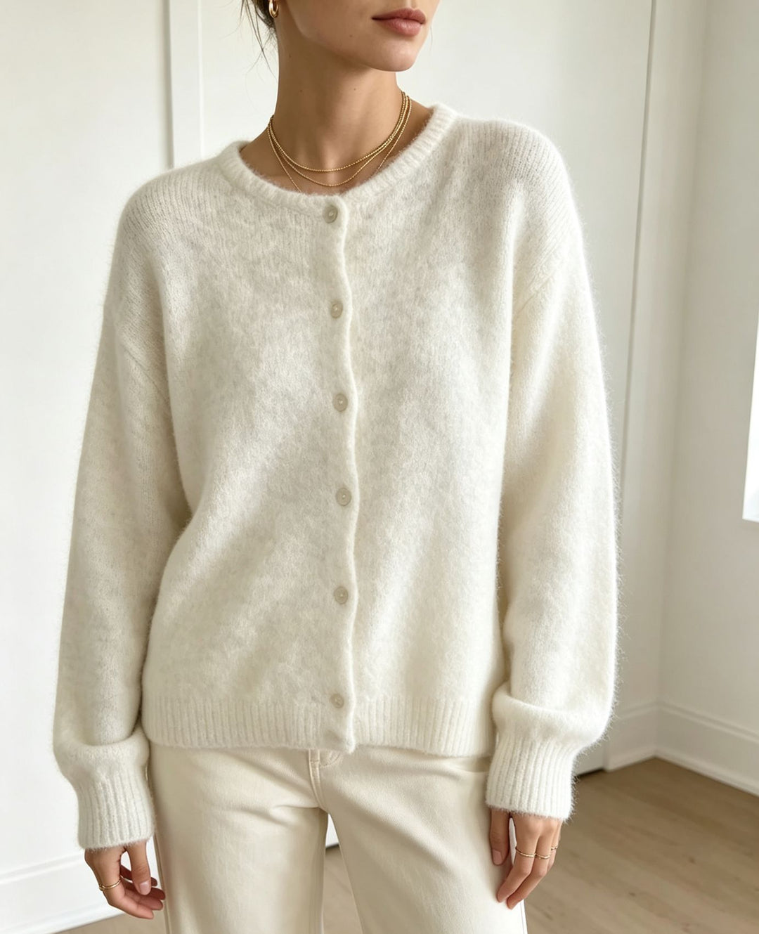 Damen Rundhals-Strickjacke mit weichem Flormix, Knopfverschluss und gerippten Bündchen – Célinea