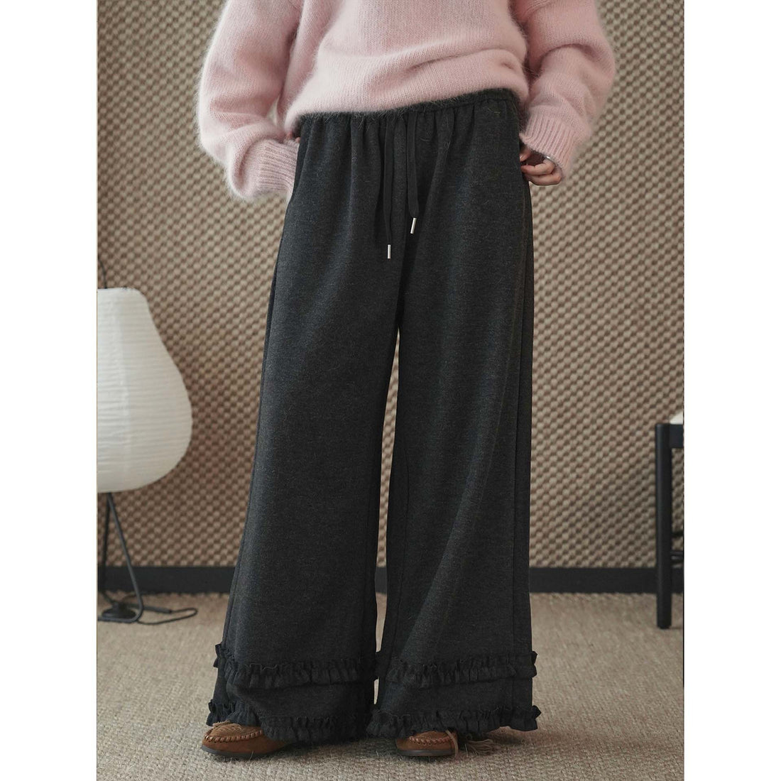 Damen Weite Loungewear-Hose mit Elastbund, Tunnelzug und Volant-Detail Echoarchiv