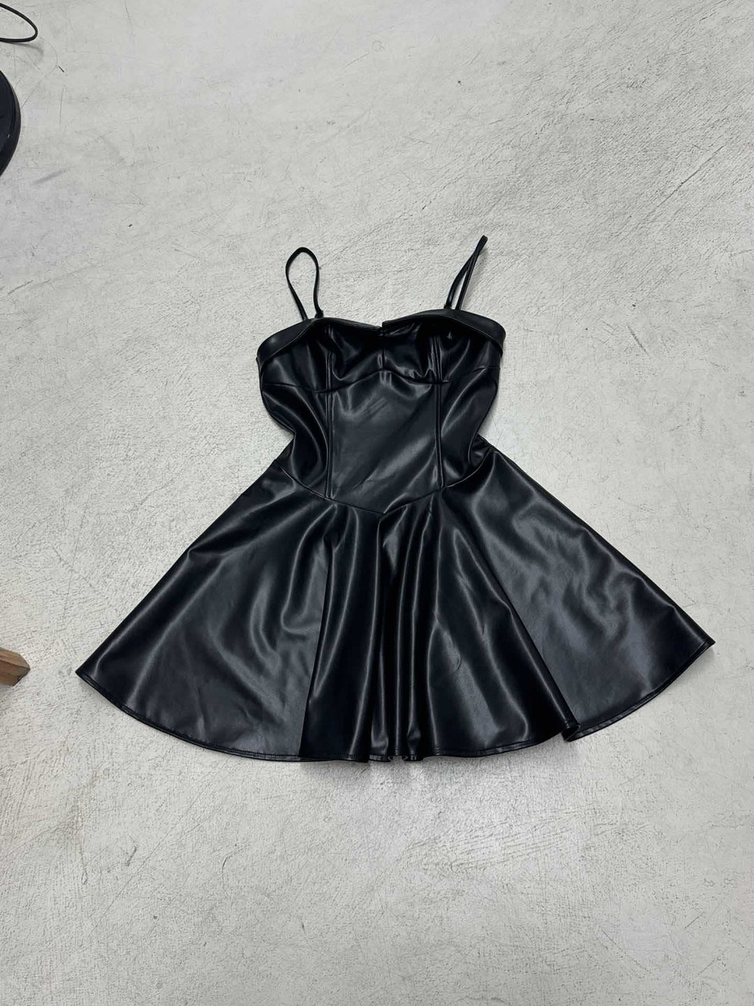 Damen Kunstleder Minikleid mit schwingendem Rock Echo Archiv