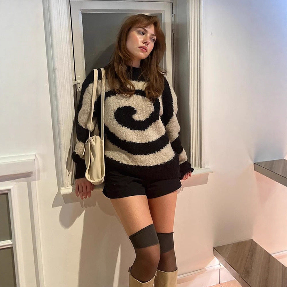 Damen Oversize Bouclé-Pullover mit Spiraljacquard und hohem Rundhals Echoarchiv