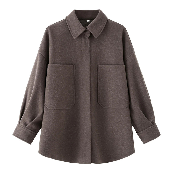 Damen kastige Hemdjacke im Oversize Cut mit großen aufgesetzten Taschen und abgerundetem Saum – Célinea