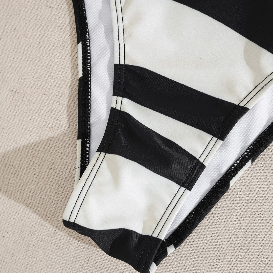 Damen Bandeau-Bikini mit modischem Schnallen-Detail und asymmetrischem Schnitt Echo Archiv