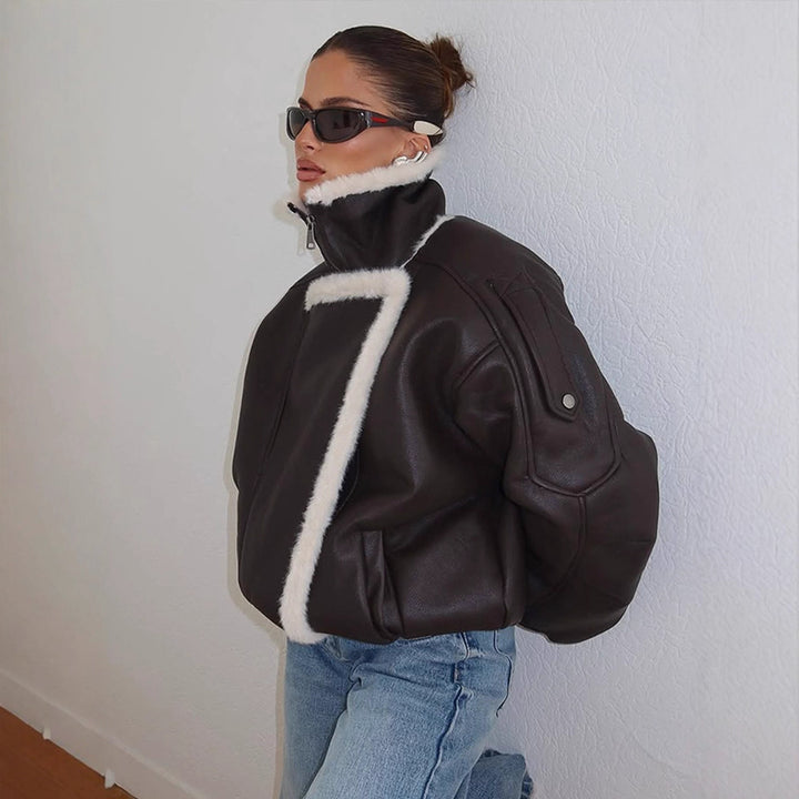 Damen Oversize Fliegerjacke aus Lederimitat mit asymmetrischer Kunstfell-Borte Echoarchiv