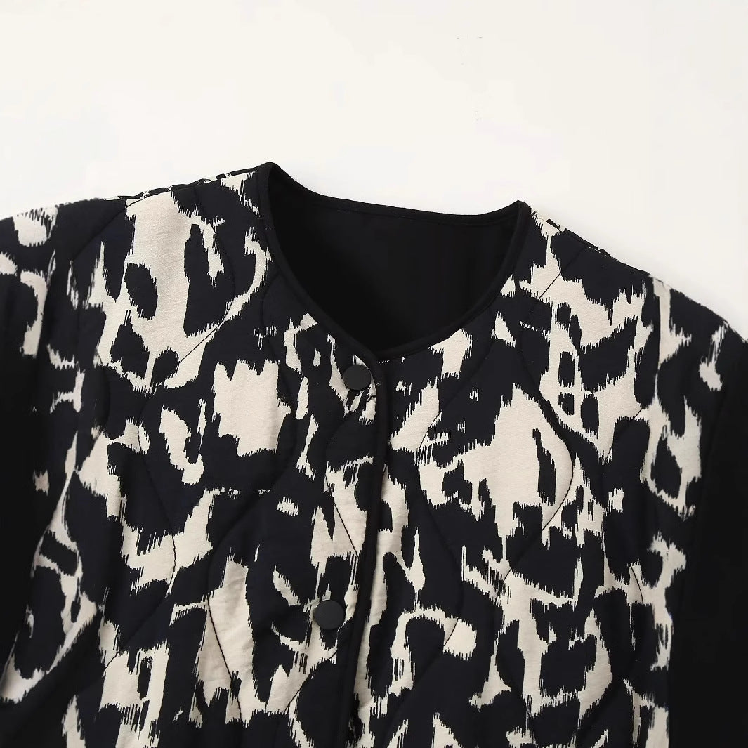 Damen gesteppte Kurzjacke mit modernem Animalprint, Rundhalsausschnitt und aufgesetzten Taschen – Célinea