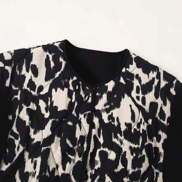 Damen gesteppte Kurzjacke mit modernem Animalprint, Rundhalsausschnitt und aufgesetzten Taschen – Célinea
