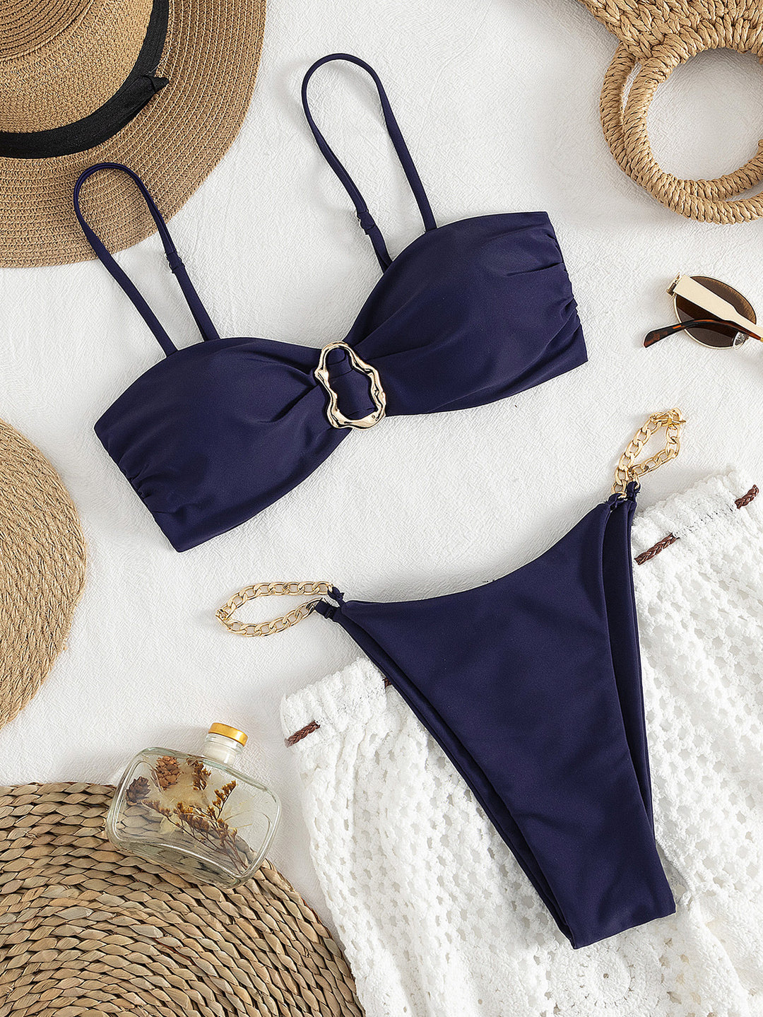 Damen Bikini mit dekorativem Anhänger und zarten Kettenriemen Echo Archiv