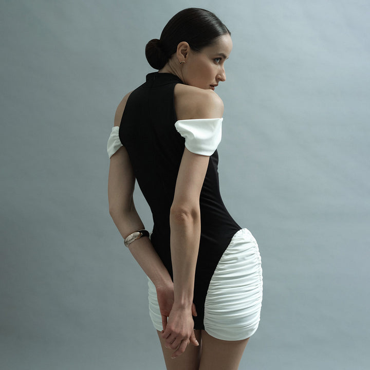Damen Stilvolles Bodycon-Kleid mit innovativen Rüschendetails Echo Archiv