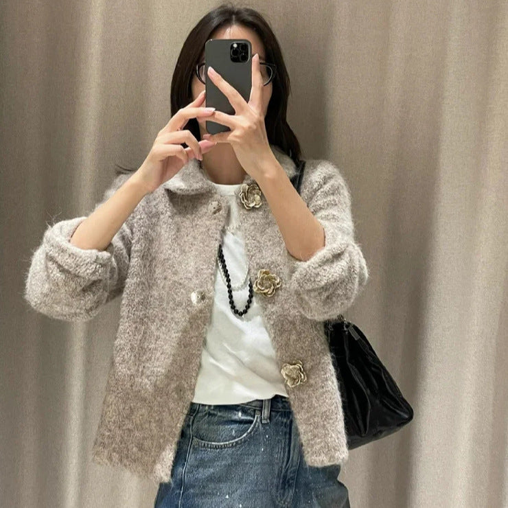 Damen nan kurz geschnittene Bouclé-Jacke mit dekorativen Blumenknöpfen und rundem Umlegekragen Echo Archiv