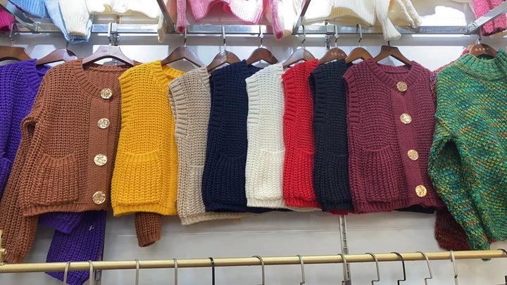Damen grobgestrickte Woll-Boxy-Weste mit Zierknöpfen und Eingrifftaschen – Veloura