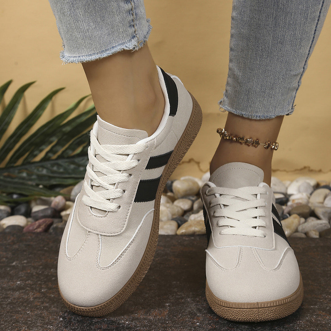 Damen Retro-Sneaker mit Wildleder-Optik, Gumsohle und kontrastierenden Streifen – Névara