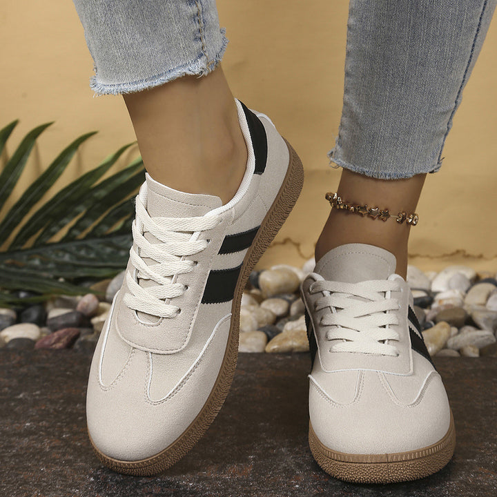 Damen Retro-Sneaker mit Wildleder-Optik, Gumsohle und kontrastierenden Streifen – Névara
