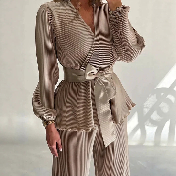 Damen Elegantes Plissee-Hosenanzug mit Bindegürtel Echo Archiv