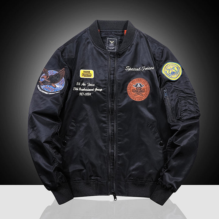 Herren Bomberblouson im Military-Patchstil mit Ärmel-Utilitytasche und geripptem Kragen – Brevano