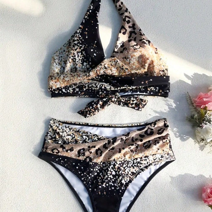 Damen Hochtailliertes Bikiniset mit verspieltem Knoten und schimmernden Akzenten Echo Archiv