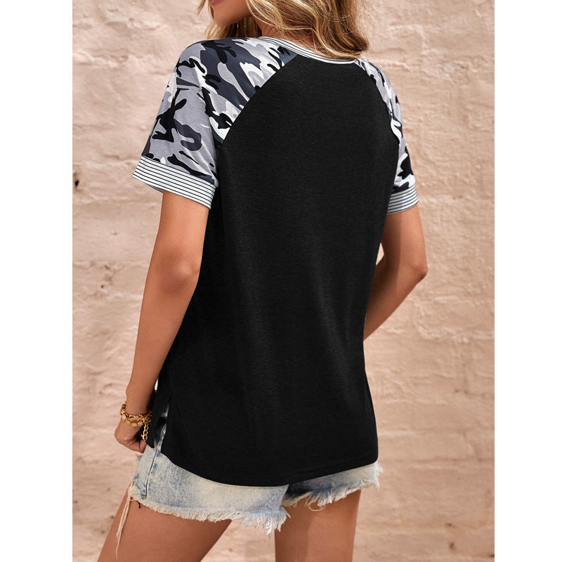 Damen Kurzarmshirt mit Camouflage-Ärmeln, Rundhalsausschnitt und gestreiften Bündchen – Avérine
