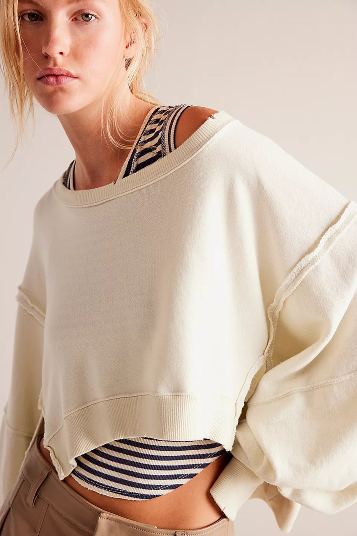 Damen cropped Oversize-Sweatshirt mit Daumenloch, fransigem Saum und weitem Raglanärmel – Avérine