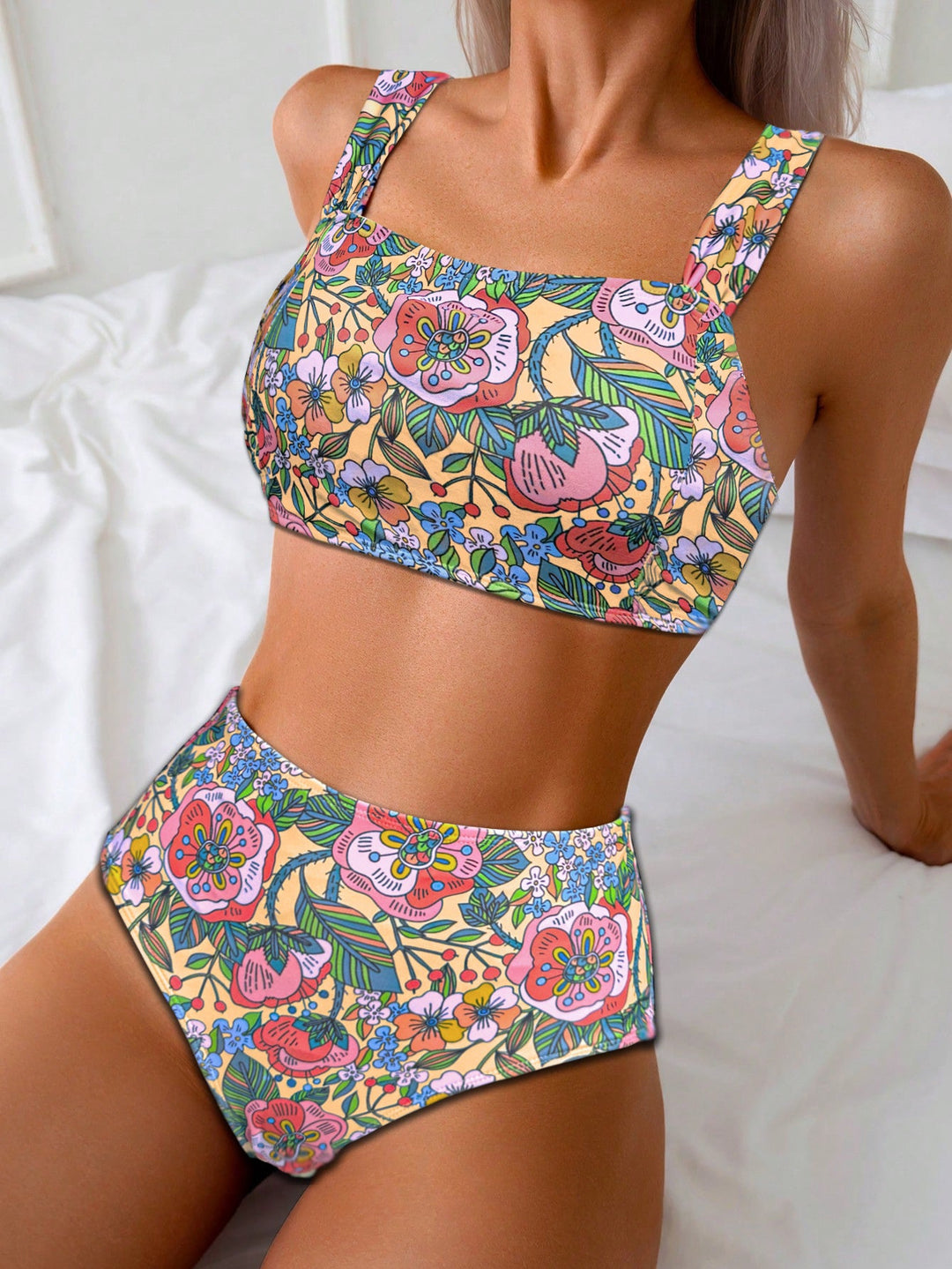 Damen Hochgeschnittener Bikini mit Blumenmuster und Breiten Trägern Echoarchiv