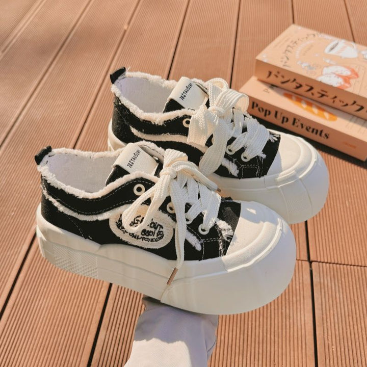 Damen Stilvolle Chunky Sneakers mit weißer Plattform und robustem Obermaterial Echo Archiv