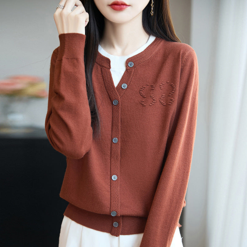 Damen Kurzer Feinstrick-Cardigan mit V‑Schlitzkragen, Rippenblende und dezentem Struktur‑Logo Echoarchiv