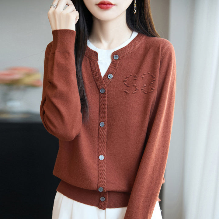 Damen Kurzer Feinstrick-Cardigan mit V‑Schlitzkragen, Rippenblende und dezentem Struktur‑Logo Echoarchiv